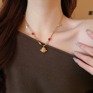 Primo piano di donna che indossa una collana cinese intrecciata con ciondolo Fu