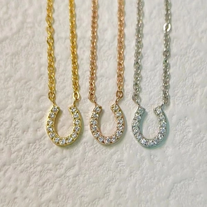 Detailed comparison of U-shaped horseshoe pendants in gold, rose gold and silver finishes