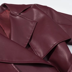 Manteau long en similicuir bordeaux pour femme avec revers classique et détails