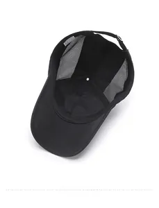 Dettaglio dell'interno del cappellino nero con rete traspirante e cinturino regolabile