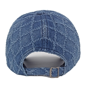 Détail de la casquette en jean avec coutures en losanges et boucle en métal réglable