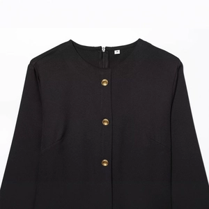 Robe midi noire à manches longues pour femmes avec boutons dorés texturés