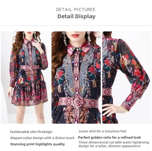 Détails d'une robe courte fleurie vintage avec manches bouffantes et col à revers ondulé