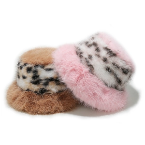Elegante cappello alla pescatora in ecopelliccia con bordo leopardato marrone e rosa