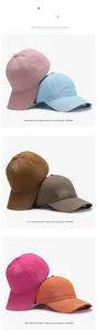 Detalle de gorras de béisbol desgastadas en varios colores con acabado lavado vintage
