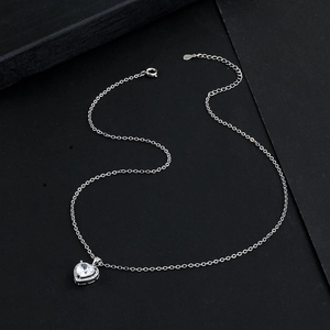 Détail du pendentif en cristal en forme de cœur avec pavage sur fond de texture noire