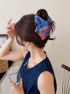 Détail d'une grande pince à cheveux avec un motif élégant de peinture à l'huile abstraite