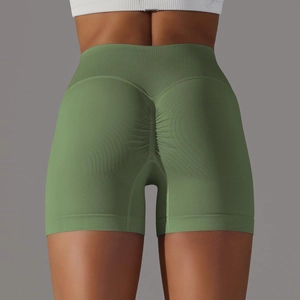 Vista posteriore dettagliata degli shorts da yoga a vita alta con effetto push-up glutei