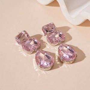 Primo piano di orecchini di cristallo rosa con sfaccettature rettangolari e a goccia