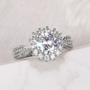 Vue macro d'une bague halo avec zircone ronde et anneau en argent pavé de diamants