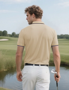 Détail du polo beige avec rayures contrastées bleu marine et jaunes au col et manches
