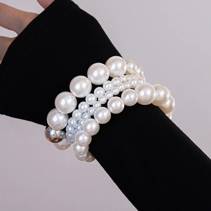 Détail d'un bracelet de perles multicouches de différentes tailles sur manche