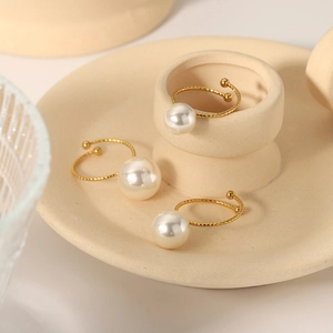 Französischer Vintage-Ring 18K vergoldet mit Perle und gedrehtem Seildesign auf Tablett