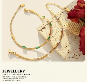 Dettaglio di un bracciale a maglia serpente placcato oro 18K con pietre rettangolari