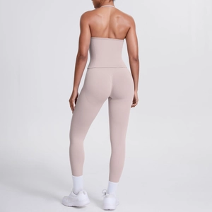 Rückansicht der staubrosa High-Waist Yoga-Leggings und Halter-Top mit nahtloser Passform