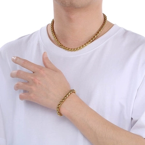 Nahaufnahme von 18K vergoldetem Halsketten- und Armbandset mit Korbgeflecht am Model