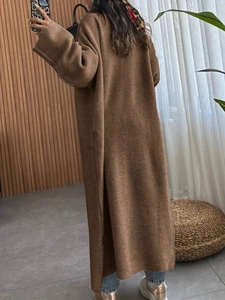 Long manteau en maille marron pour femme pour l'automne et l'hiver en vue de dos élégante