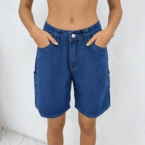 Vista dettagliata dei pantaloncini in denim blu che mostra cuciture e trama vita
