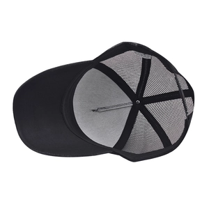 Vista interna detallada que muestra el respaldo de malla y las costuras de esta gorra