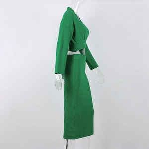Dettaglio della trama in maglia a coste verde sul maglione con scollo a V e gonna