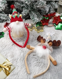 Detail von Weihnachts-Haarreifen mit Wichtel und Rentiergeweih auf festlichem Grund