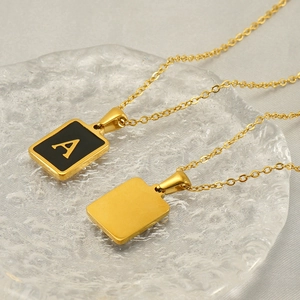 Collier en acier doré avec pendentif lettre A rectangulaire et émail noir élégant