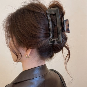 Haarklammer mit Retro-Leopardenmuster im rechteckigen Design für elegante Frisuren