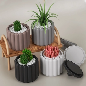 Moderne geribbelde plantenpotten in Morandi-kleuren met vetplanten en houten standaard
