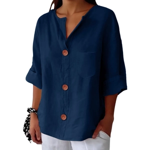 Dettaglio camicia in lino blu navy con bottoni in legno vintage e taschino frontale