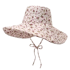 Chapeau de soleil floral rose à larges bords avec lanières pour vacances et plage