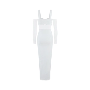 Détail d'une robe blanche en maille à épaules dénudées avec buste froncé et manches longues