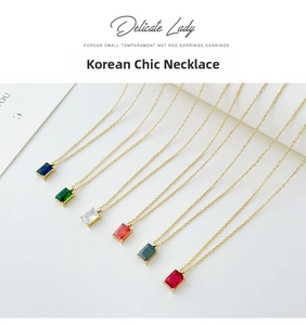 Detalle de seis elegantes collares dorados con gemas rectangulares de colores en una fila