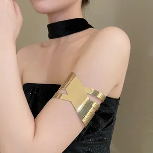 Bracciale da braccio geometrico multistrato dorato con finitura lucida stile moderno