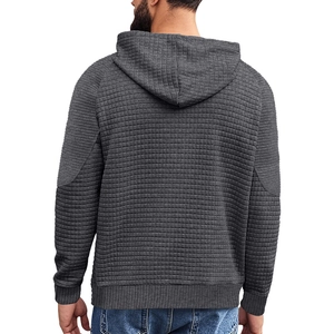 Detail eines grauen Herren-Hoodies mit karierter Textur und Rippbündchen auf der Rückseite