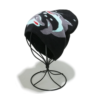 Détail du motif de requin tricoté sur le bonnet d'hiver noir en maille douce