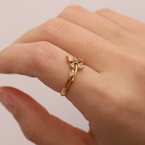 Bague ouverte dorée 18K pour femme avec motif floral en oxyde de zirconium et forme irrégulière