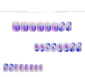 Détail de 24 faux ongles effet marbre bleu et violet de différentes tailles avec fini brillant