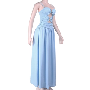 Détail de la robe bleu clair sans bretelles avec anneau à la taille et texture plissée