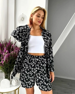 Détail d'un ensemble deux pièces zébré noir et blanc avec chemise et short pour femme