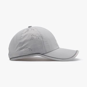 Casquette de sport gris clair à séchage rapide avec panneaux latéraux micro-perforés