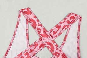 Détail de la combinaison léopard rose avec bretelles croisées et coutures renforcées