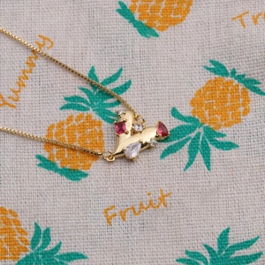 Collier géométrique plaqué or avec des pierres en zircone rouges et transparentes