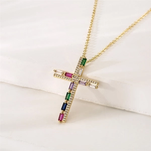 Détail du collier croix dorée avec pierres colorées et micro-pavage de zircons blancs