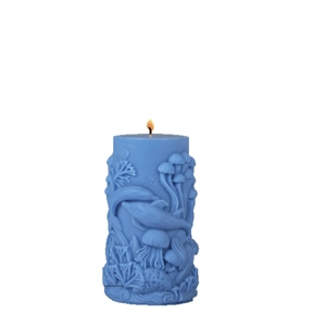 Candela blu a tema oceanico con rilievi dettagliati di delfini e meduse