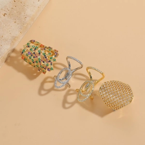 Set di quattro anelli geometrici in zircone con placcatura in oro e argento su pietra