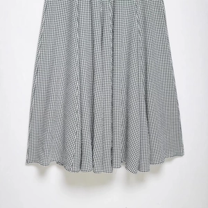 Jupe midi à carreaux noirs et blancs tendance avec texture textile et drapé élégant