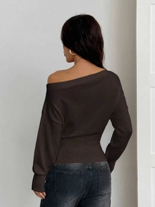Détail de la taille côtelée et design épaules dénudées sur ce pull en maille café foncé