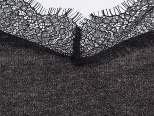 Détail du haut en maille côtelée à col en V avec dentelle noire raffinée pour femme