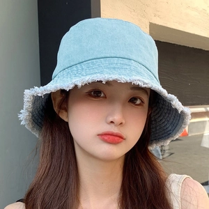 Chapeau bob en jean bleu clair pour femme avec bordure effilochée tendance et protection solaire