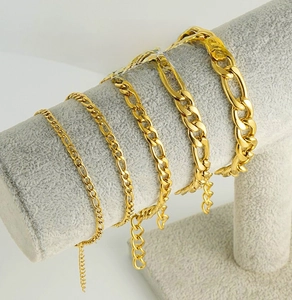 Detailed comparison of five different thicknesses of gold Figaro NK stainless steel chains